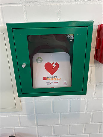 AED im grünen Wandkasten