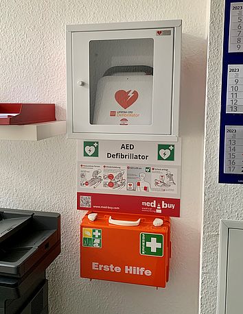 AED im weißen Wandkasten.