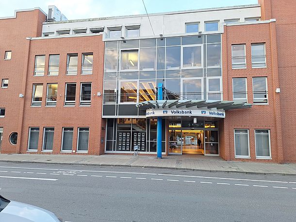 Haupteingang zur Filiale der Volksbank in Nienburg